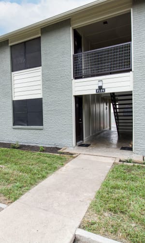 Exterior and entrance of an apartment building at Vista Verde in Mesquite, Texas