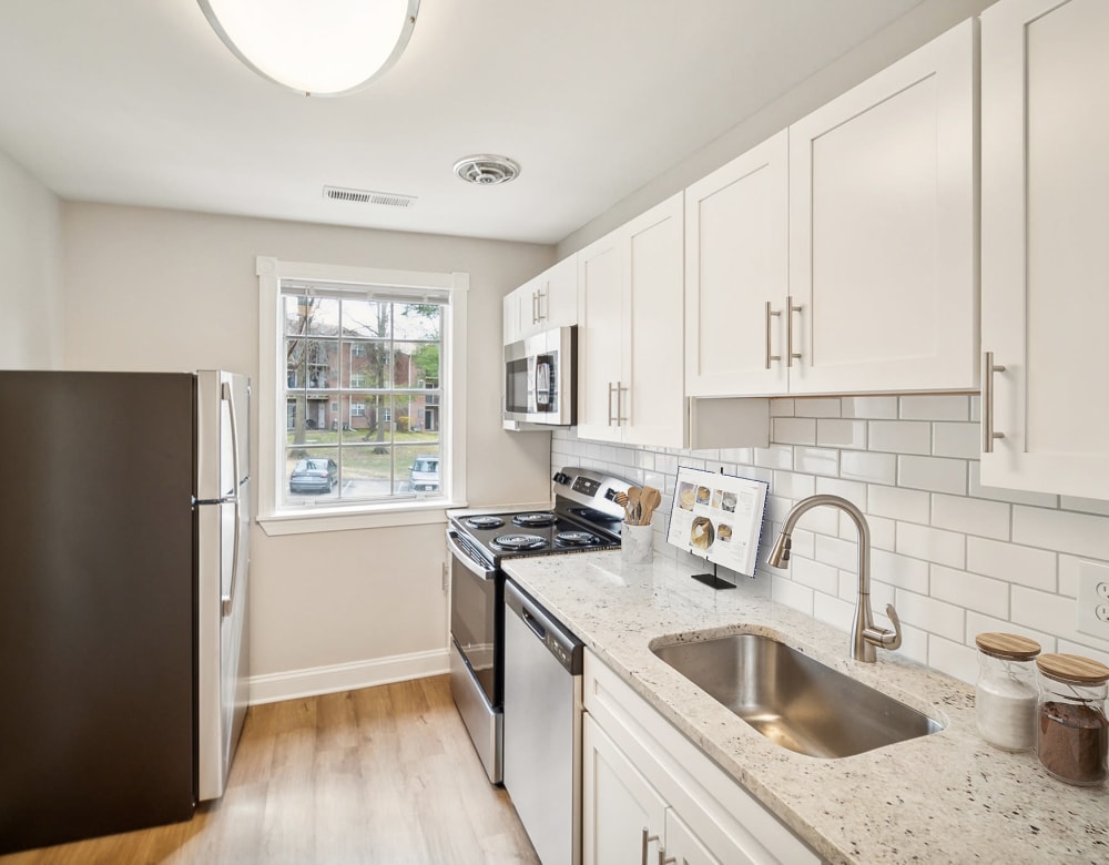 Enjoy our Modern Apartments Kitchen at Eagle Rock Apartments at Bel Air North