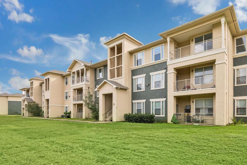 A wide exterior view of the apartments at Costa Vizcaya in Houston, Texas