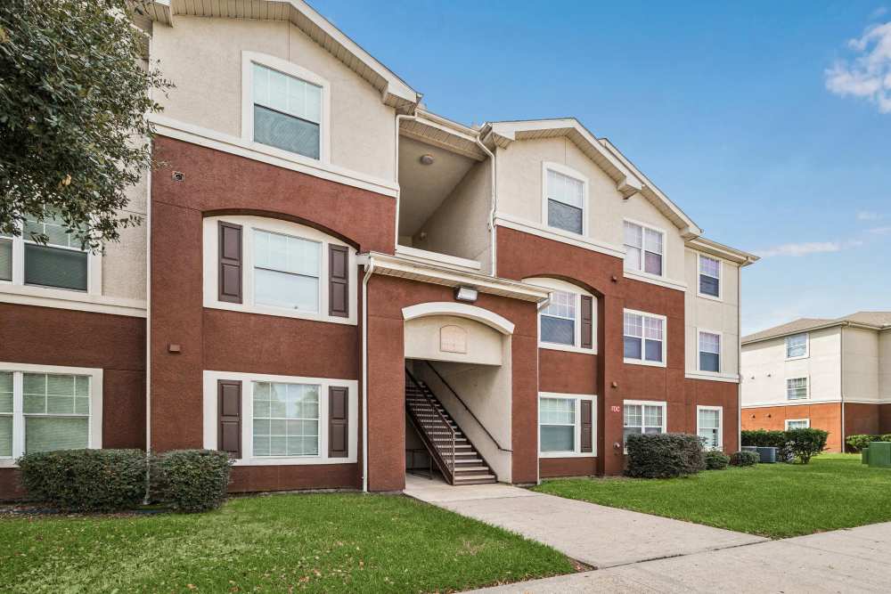 Beautiful exterior view of the apartment building at Kimberly Pointe in Houston, Texas