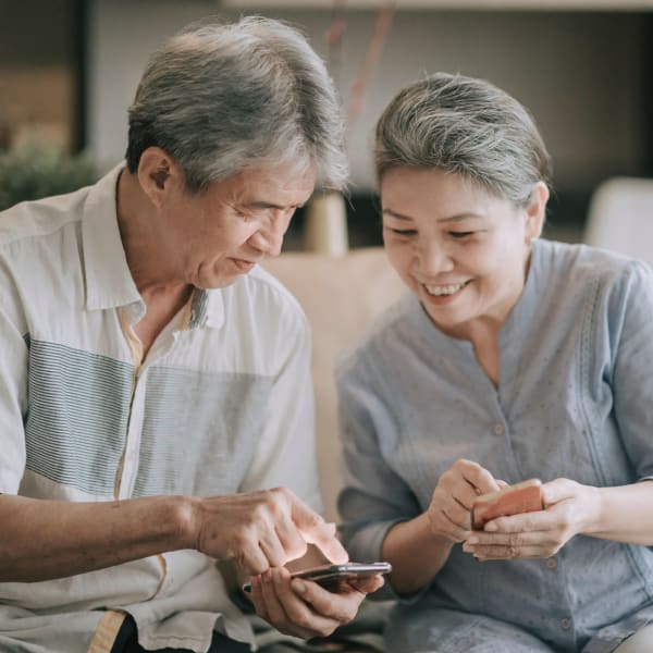 Two residents on their smart phones at Pacifica Senior Living Paradise Valley in Phoenix, Arizona