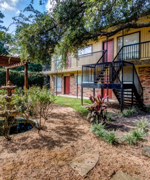 Relaxing courtyard at The Shavelson in Houston, Texas