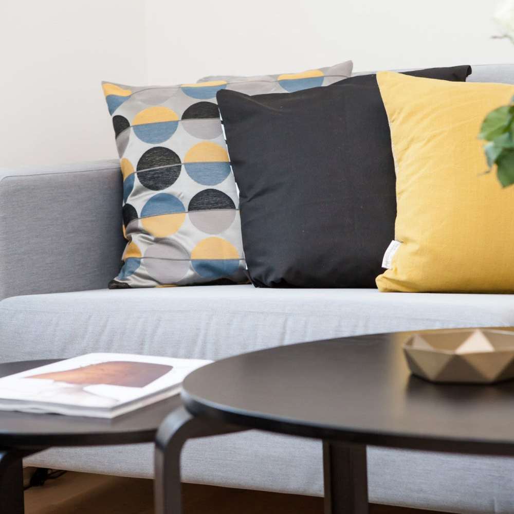 Living room with couch at Wilton Wilshire Arms in Los Angeles, California,