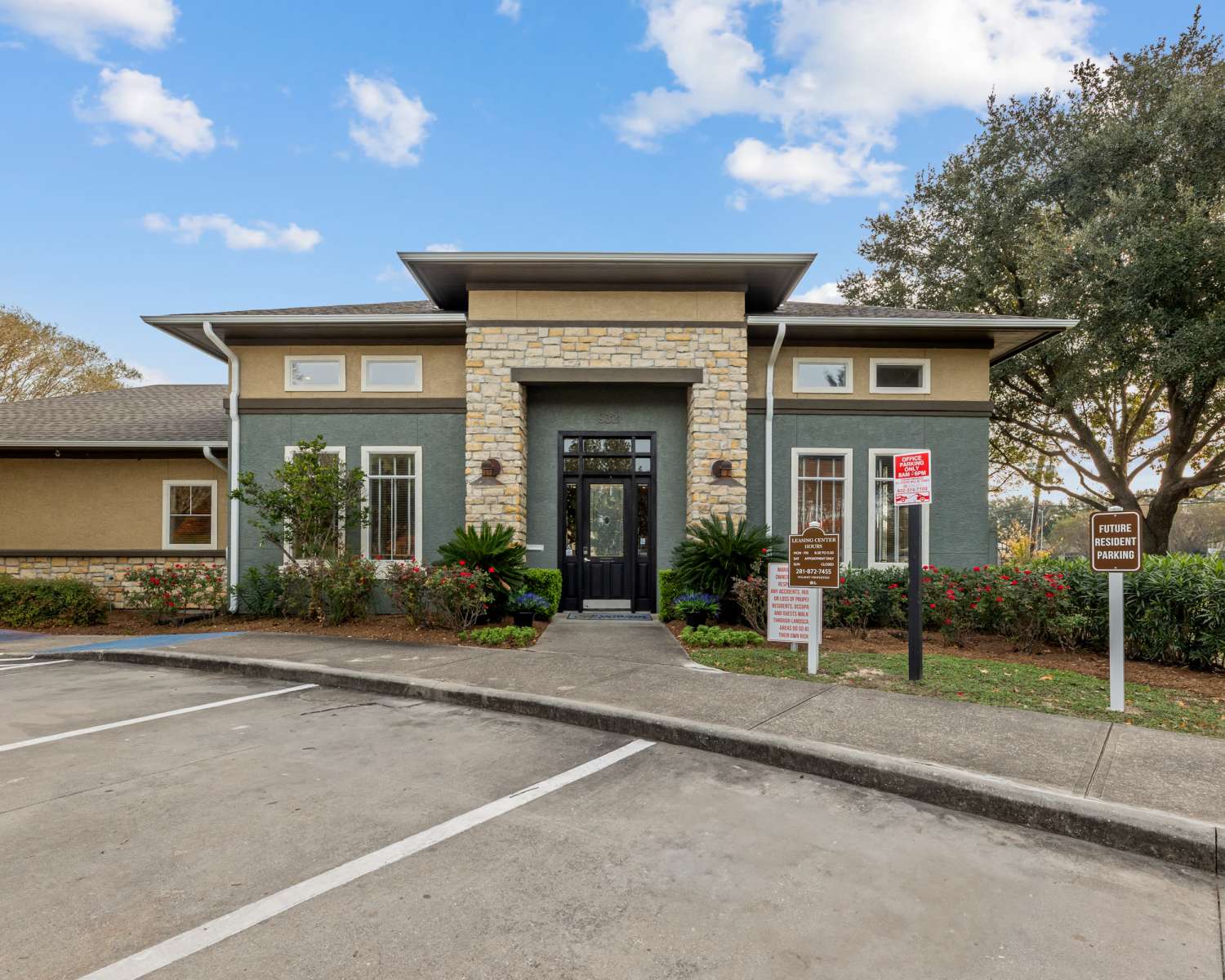 Upscale apartments at Columbia Greens in Houston,Texas