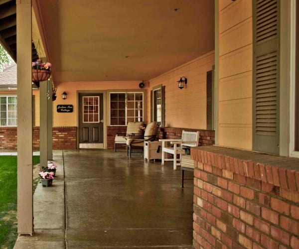 Patio and seating outside at Pacifica Senior Living Peoria in Peoria, Arizona