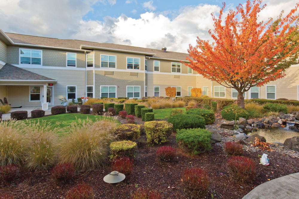 Courtyard on partly cloudy day at Meadowlark Senior Living in Lebanon, Oregon