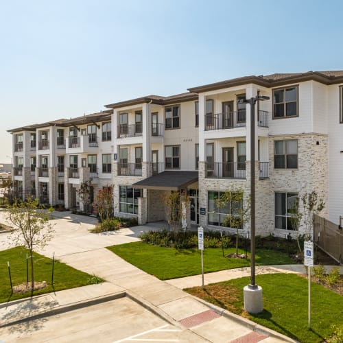 Exterior of an apartment building at The Grand At Saginaw in Saginaw, Texas