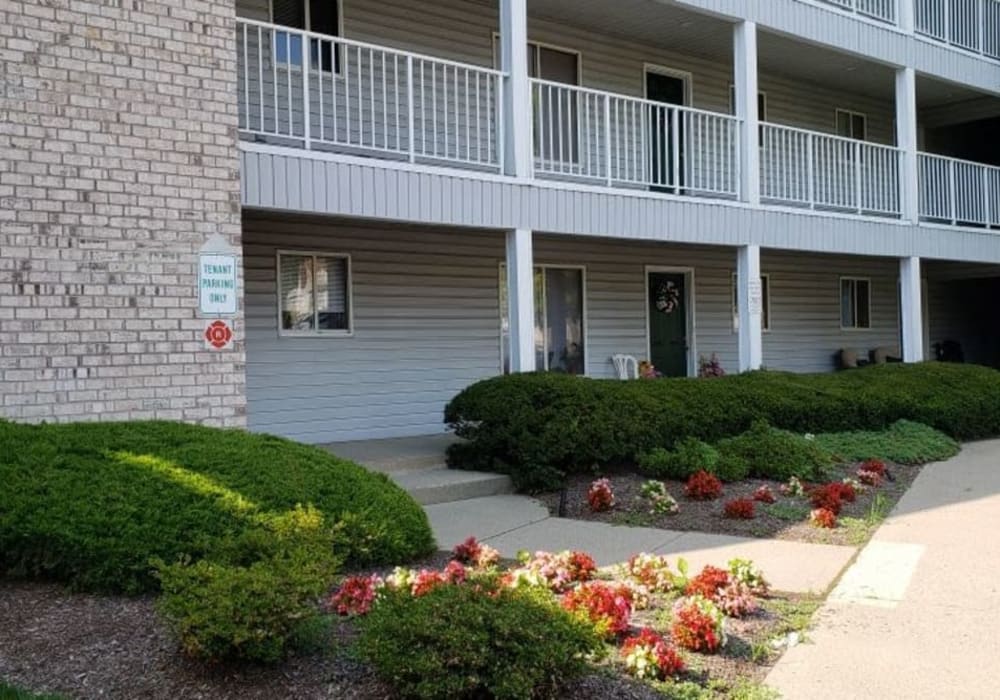 Exterior of Parkview Commons Apartments with pool in Caldwell, New Jersey