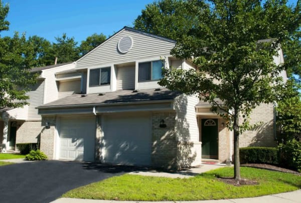 Apartments and townhouses with garages at Shorebrooke in Novi, MI