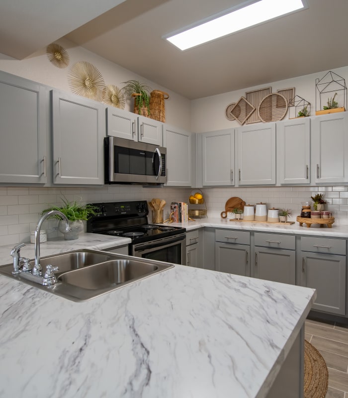 Kitchen with granite countertops at Artisan Crossing in Norman, Oklahoma