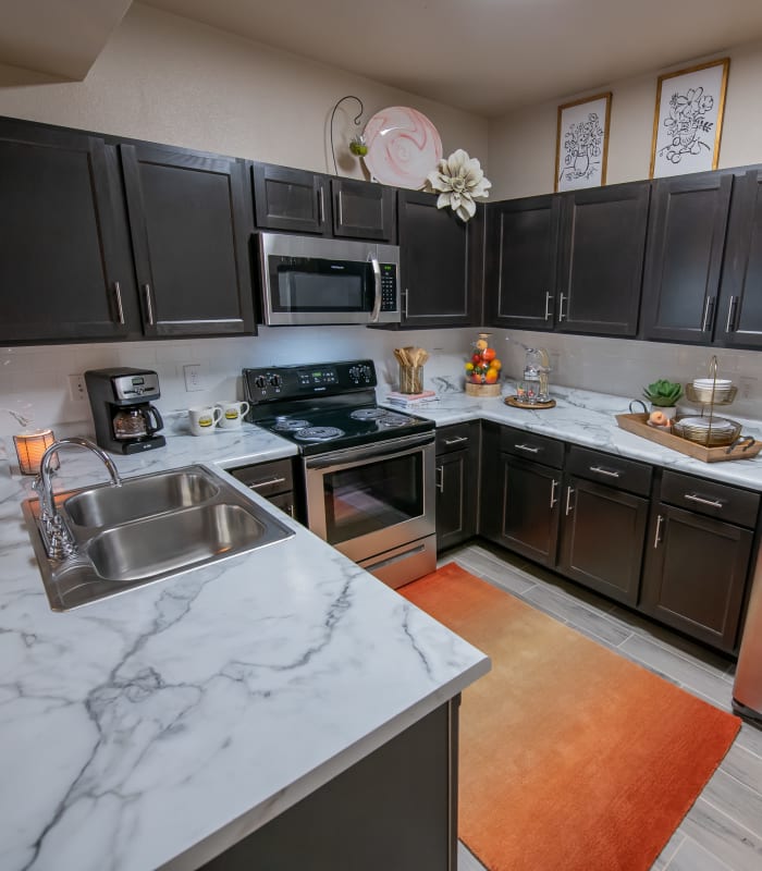 Kitchen with granite countertops at Stonehorse Crossing Apartments in Oklahoma City, Oklahoma