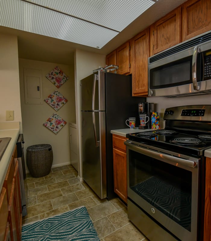 Kitchen with granite countertops at Sheridan Pond in Tulsa, Oklahoma