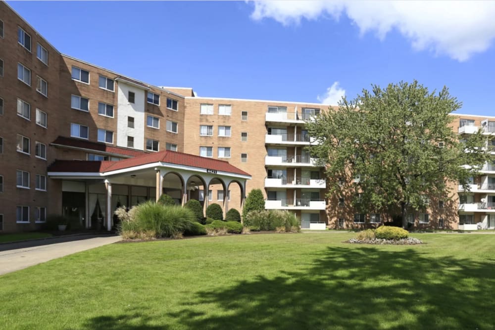 Exterior building at Granada Gardens Apartments in Warrensville Heights, Ohio