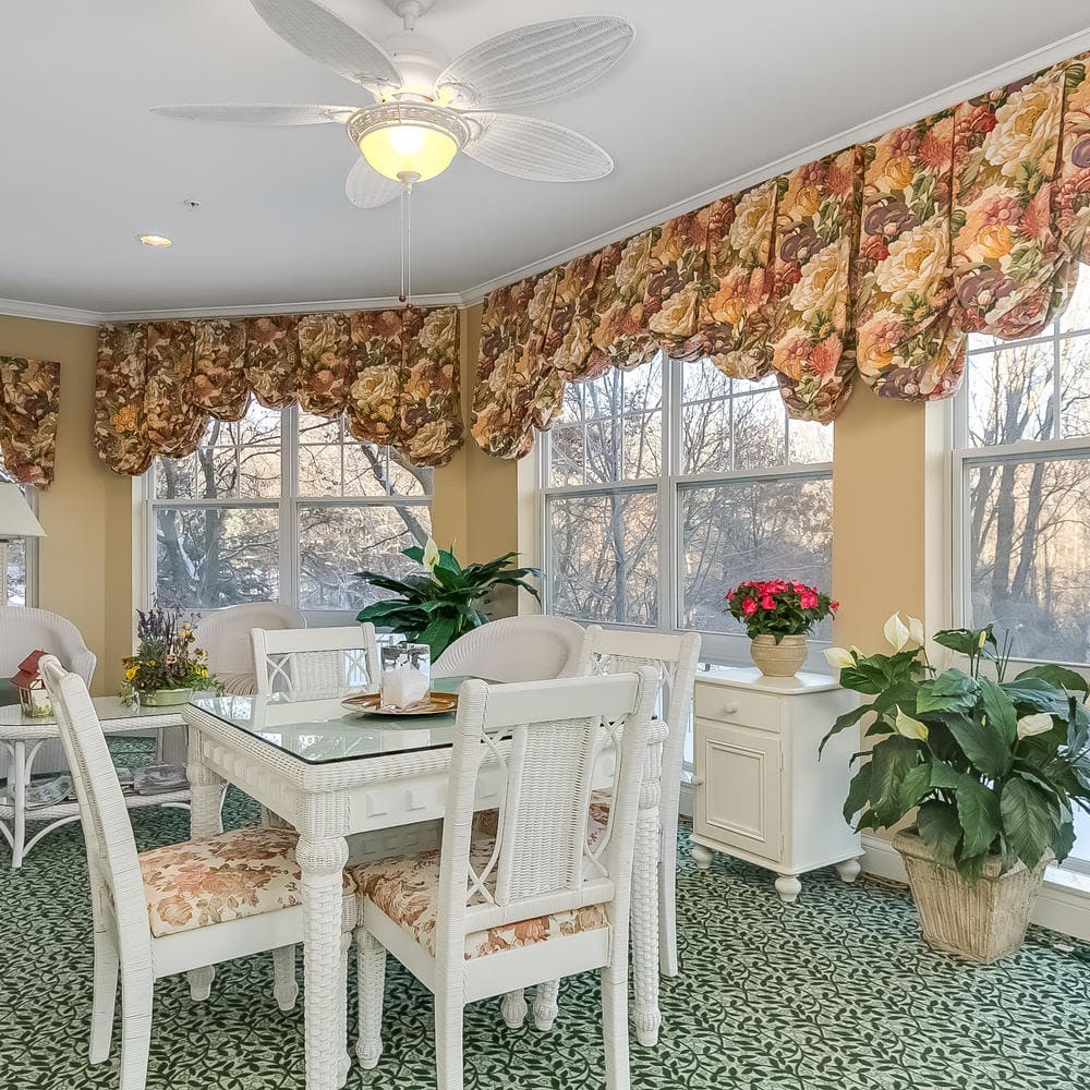 Sun room at Applewood Pointe of Woodbury in Woodbury, Minnesota.