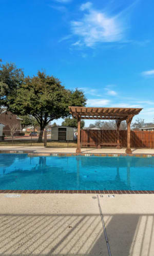 Swimming pool and sundeck pergola at Summit Point Apartments in Mesquite, Texas