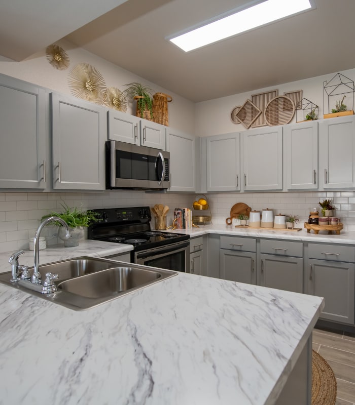 Kitchen with granite countertops at Artisan Crossing in Norman, Oklahoma