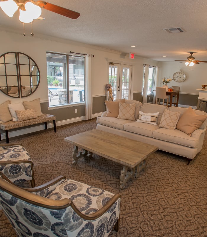 Lounge area at Cimarron Pointe Apartments in Oklahoma City, Oklahoma