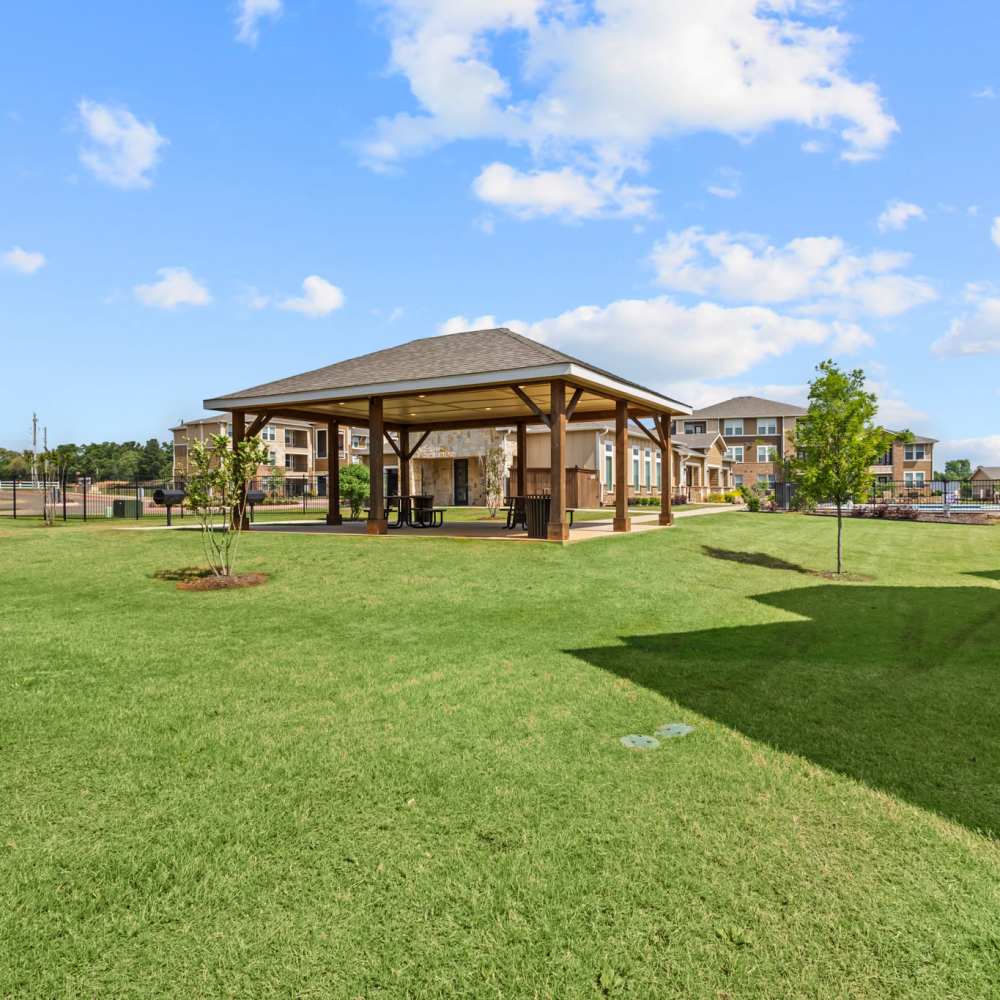 Outdoor lounge seating area at Deer Park in Athens, Texas