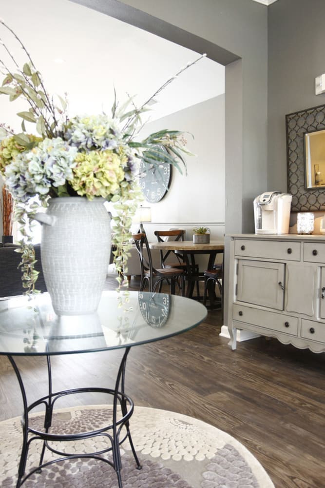 Flower vase and elegant furnishings at Watersedge in Champaign, Illinois