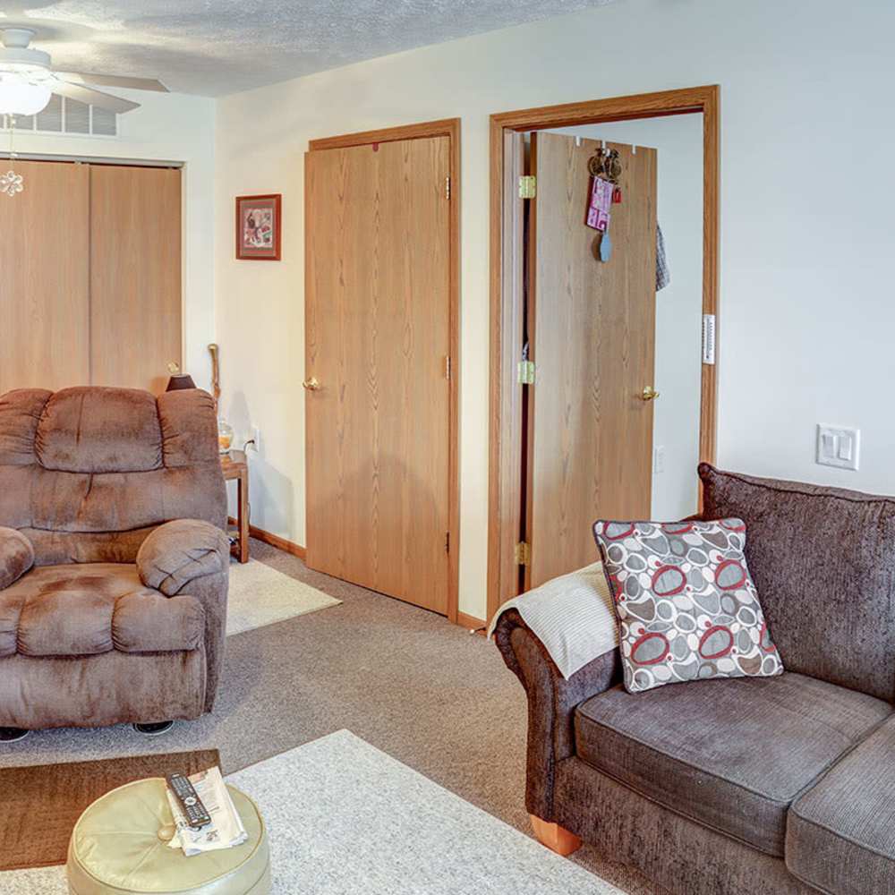 A living room with couch and chairs at Ardmore Crossing in Chillicothe, Ohio