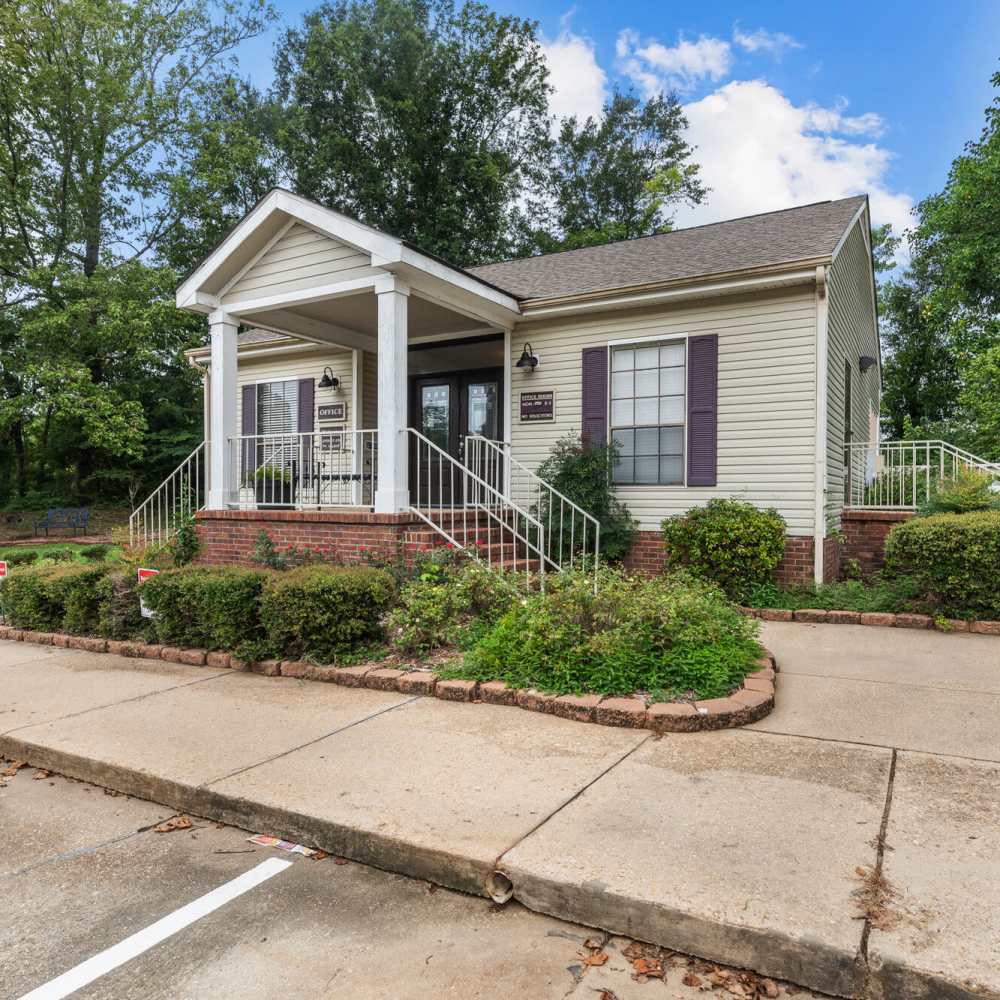 Building exterior at Cannongate Apartments in Vicksburg, Mississippi