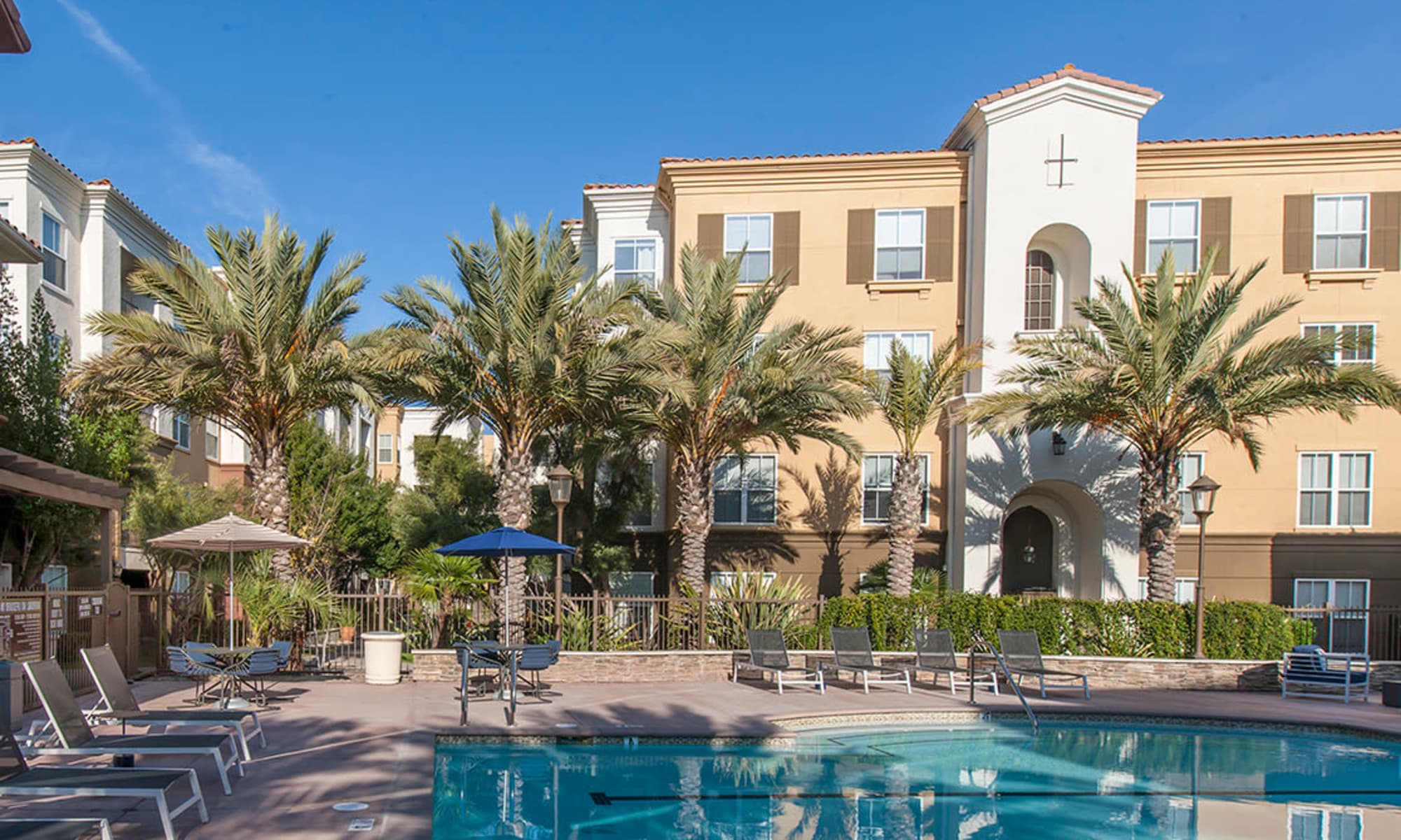 Apartments and beautiful swimmg pool at Park Central in Concord, California