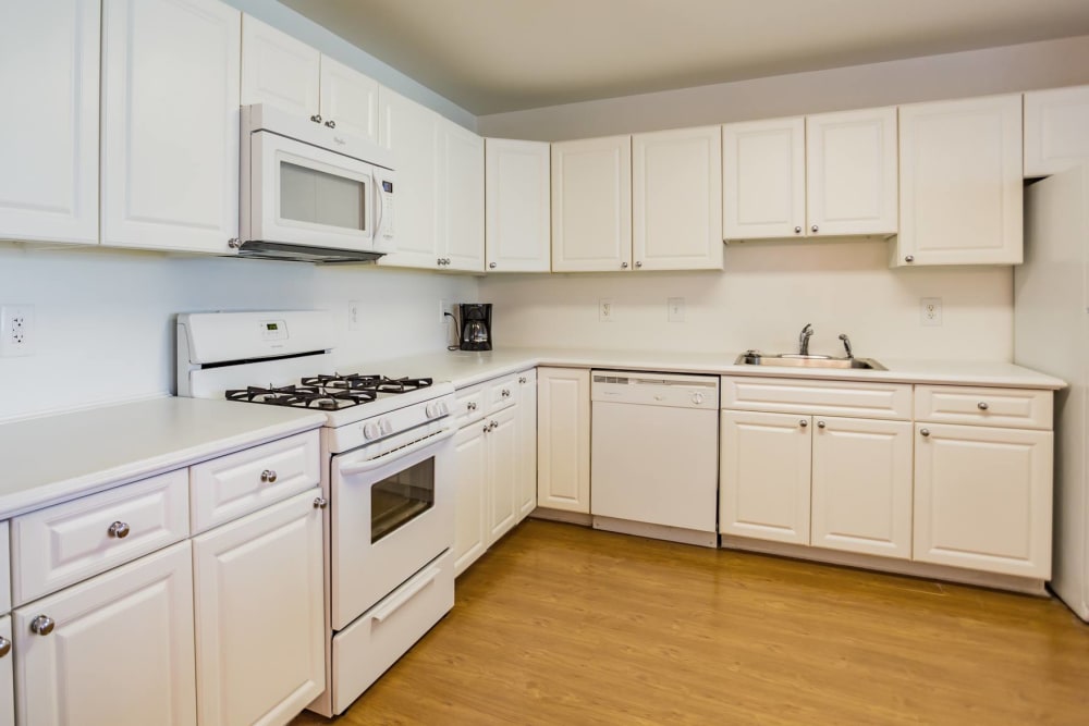 Modern Kitchen At The Fairways Apartments and Townhomes in Thorndale, PA