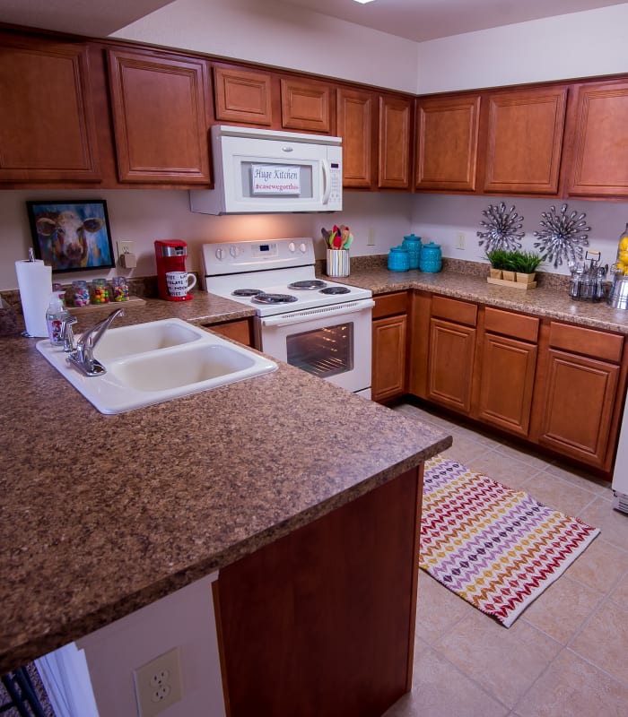 Kitchen with granite countertops at Villas at Aspen Park in Broken Arrow, Oklahoma