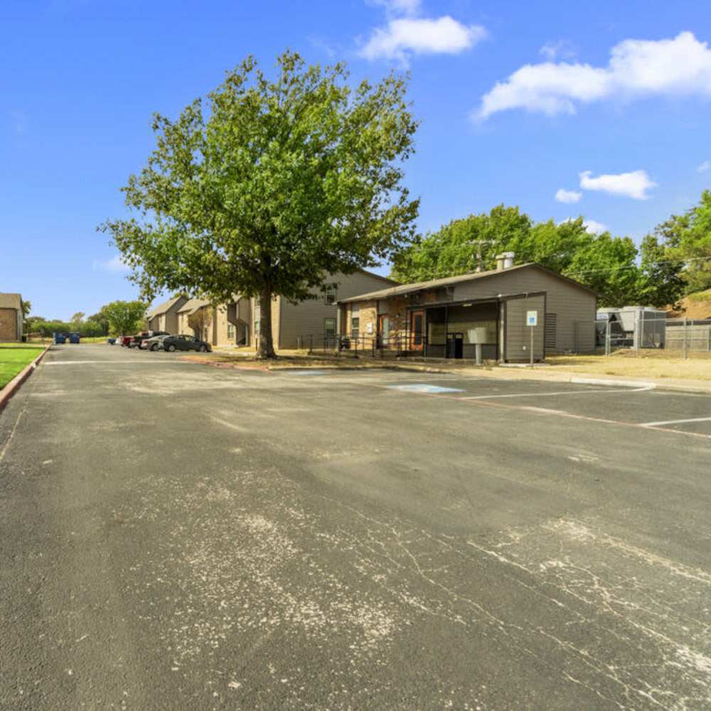 Apartment area with broad roads at Cleburne Plaza in Cleburne, Texas