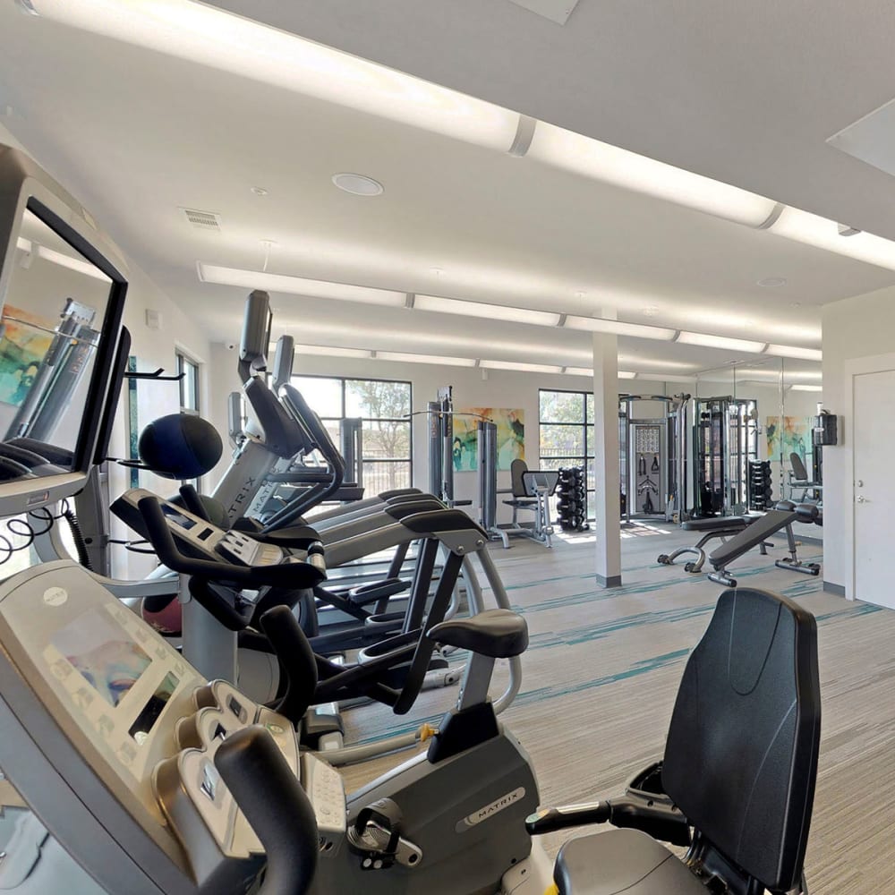 Very well-equipped onsite fitness center at Oaks Trinity in Dallas, Texas