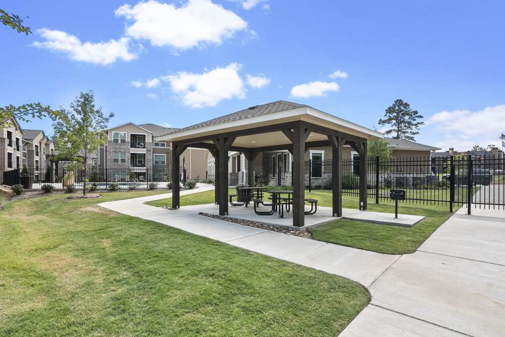 Outdoor sitting area at Stonebridge Apartment Homes in Lufkin,Texas