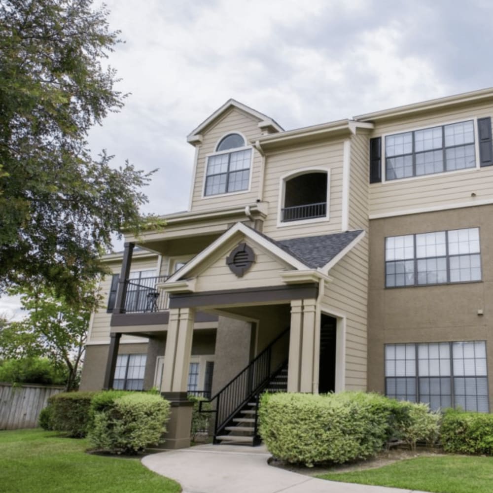 Exterior view of an apartment at Dominion Park in San Antonio, Texas