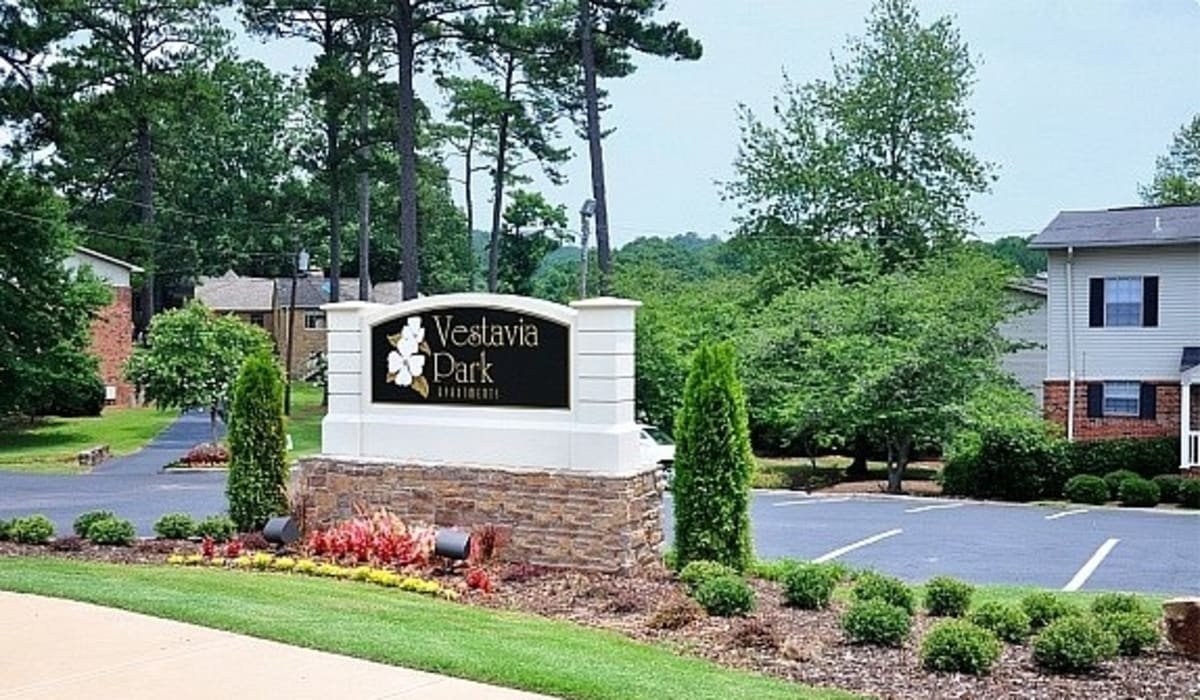 The community sign at Vestavia Park Apartments, LLC in Vestavia Hills, Alabama