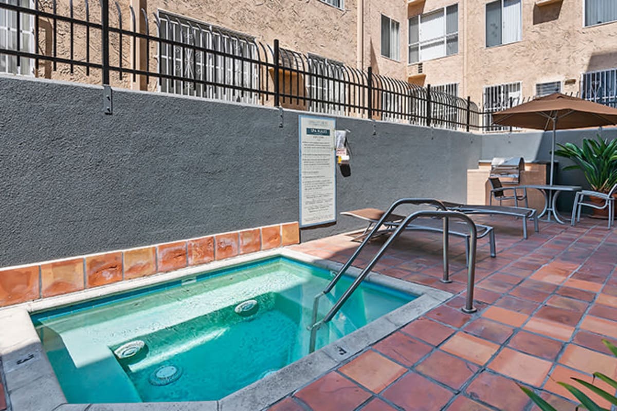 Hot tub at Kingsley Drive Apartments, Los Angeles, California