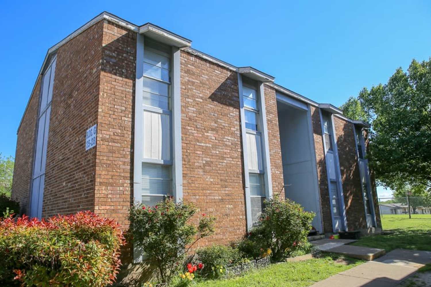 Exterior view of the apartment building at Park Ridge in Gainesville, Texas