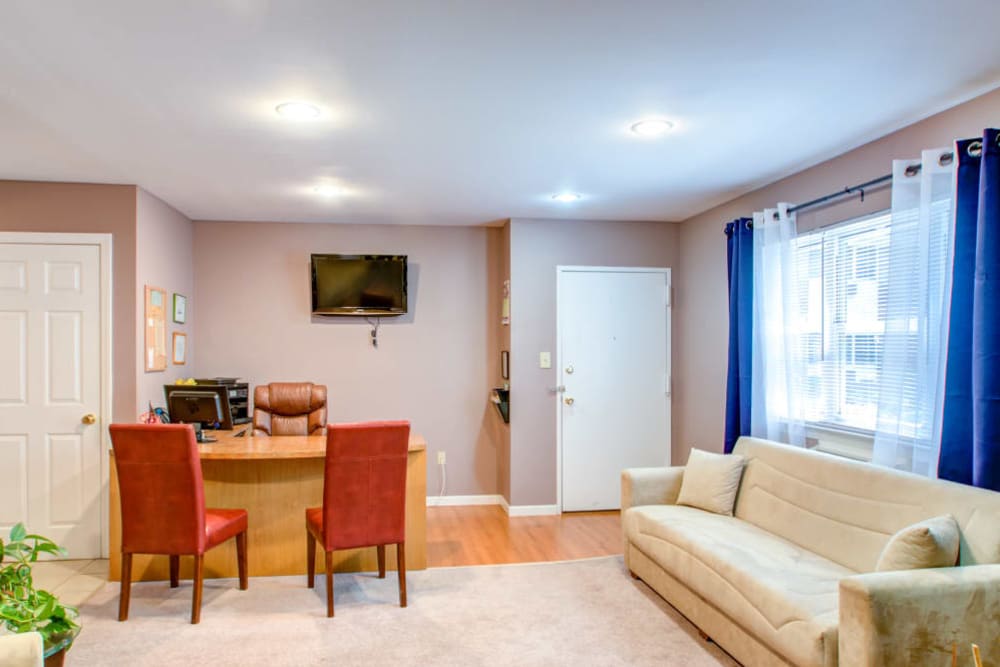 Living room at Pointe Breeze Apartments in Bordentown, New Jersey