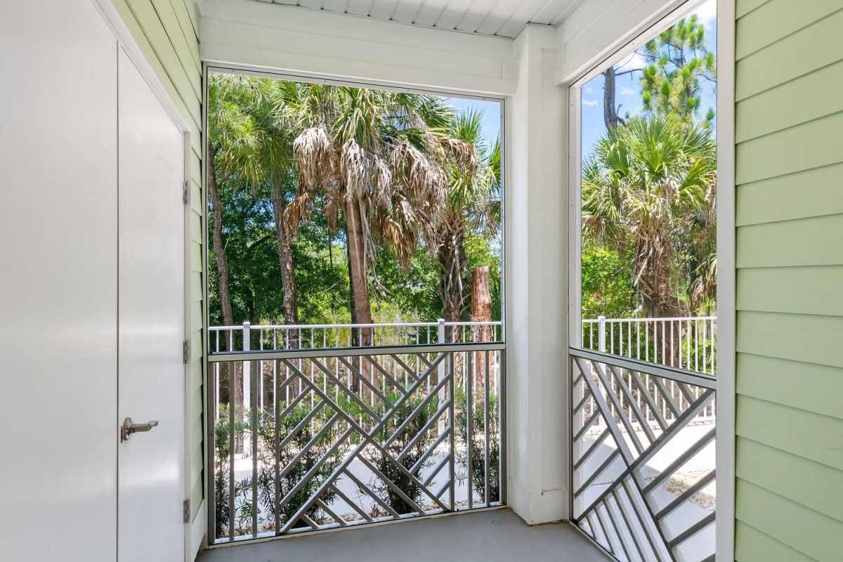 Lemon Bay Apartments offers a wide variety of amenities in Englewood, Florida