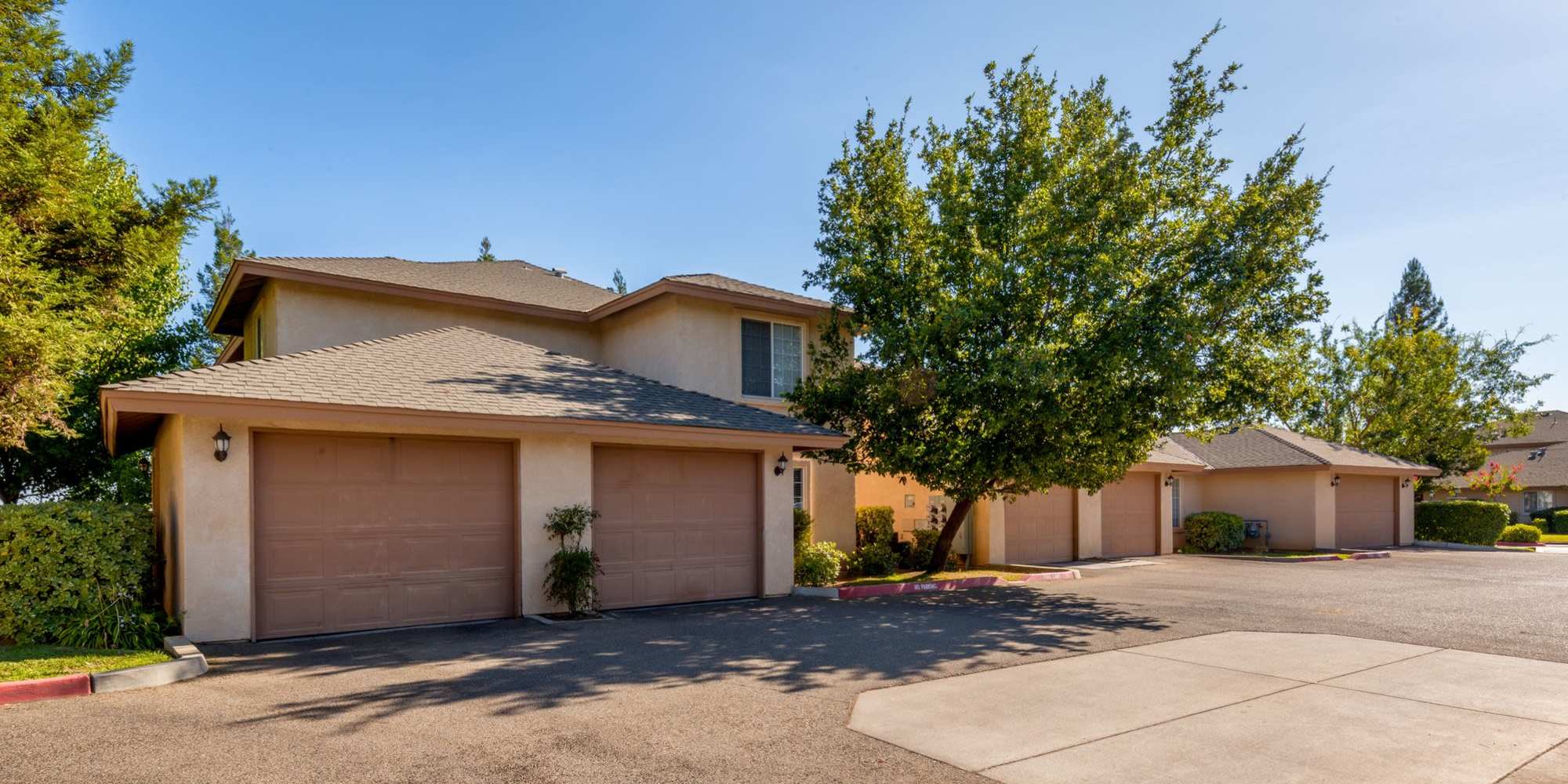Parking garages at Clovis, California at Coventry Cove 