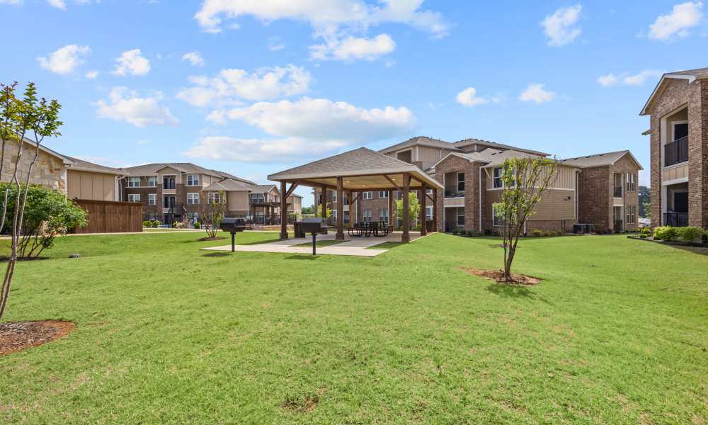 Community grill area at Deer Park in Athens, Texas