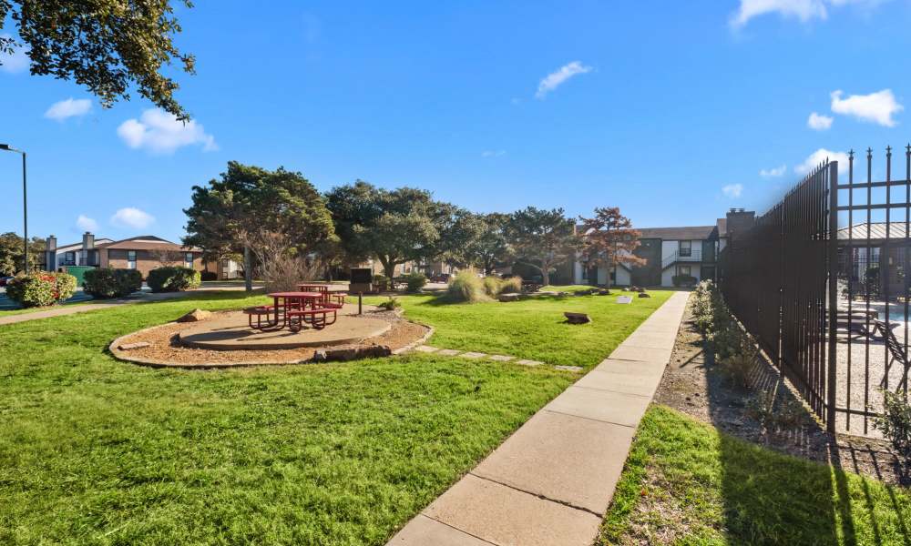 Picnic area with seating space at Pine Oaks Apartments in Mesquite, Texas