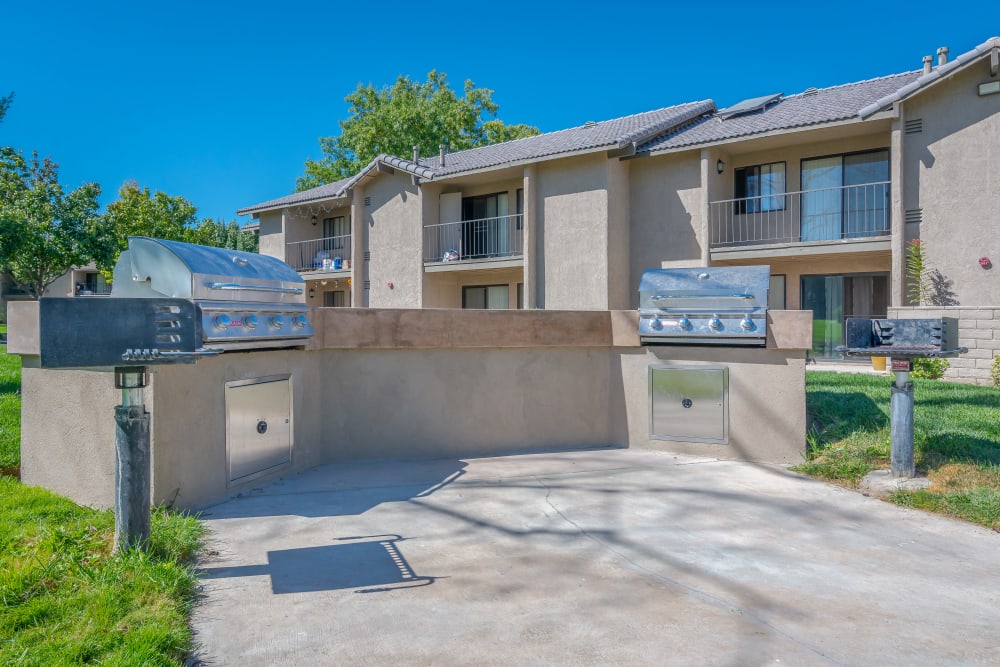 BBQ area at Sunset Ridge Apartments in Lancaster, California