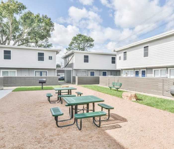 Picnic area at Bellestone Villas in Houston, Texas