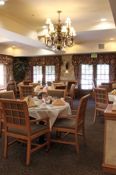 restaurant style dining hall at Quail Park on Cypress in Visalia, California