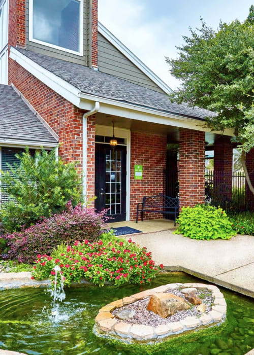 View photo gallery at South Pointe in Dallas, Texas