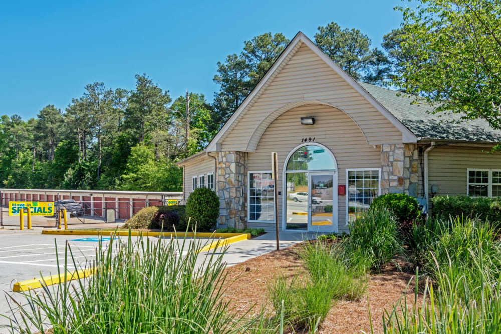 Leasing office exterior view at Metro Self Storage in Stone Mountain, Georgia