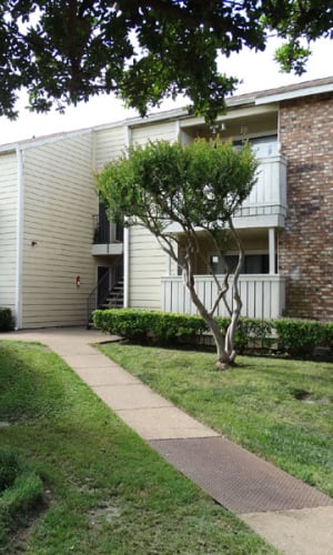 Walking path to the apartments at Ridgeway Apartments in Midlothian, Texas