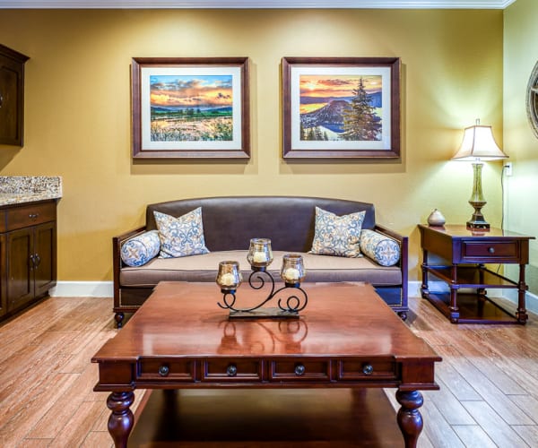 Lounge area at Pacifica Senior Living McMinnville in McMinnville, Oregon