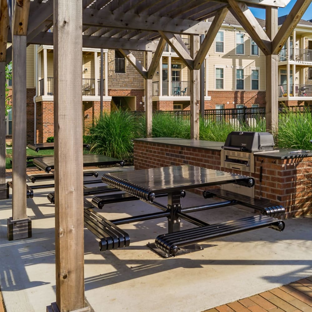 Covered Outdoor Kitchen at The Greyson in Hilliard, Ohio
