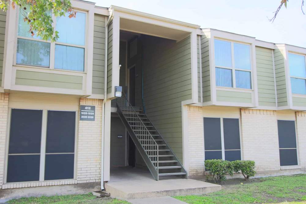Exterior view of an apartment at Cherokee Village in Dallas,Texas