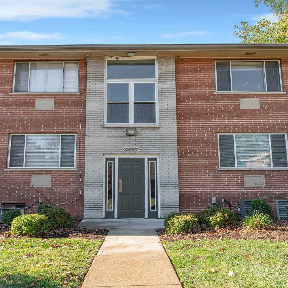 Front view of apartment at Stanford Place Apartments in Saint Louis,Missouri
